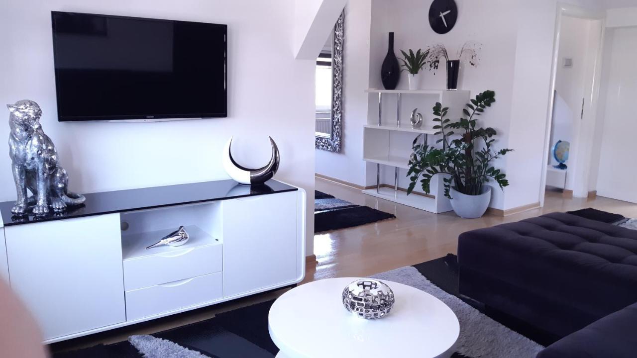 Apartment "Black & White" Sarajevo Phòng bức ảnh